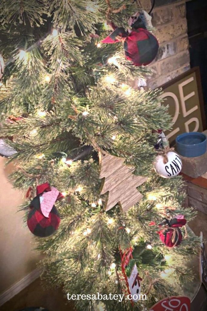 Cute and Simple Christmas Living Room Tree and Decor