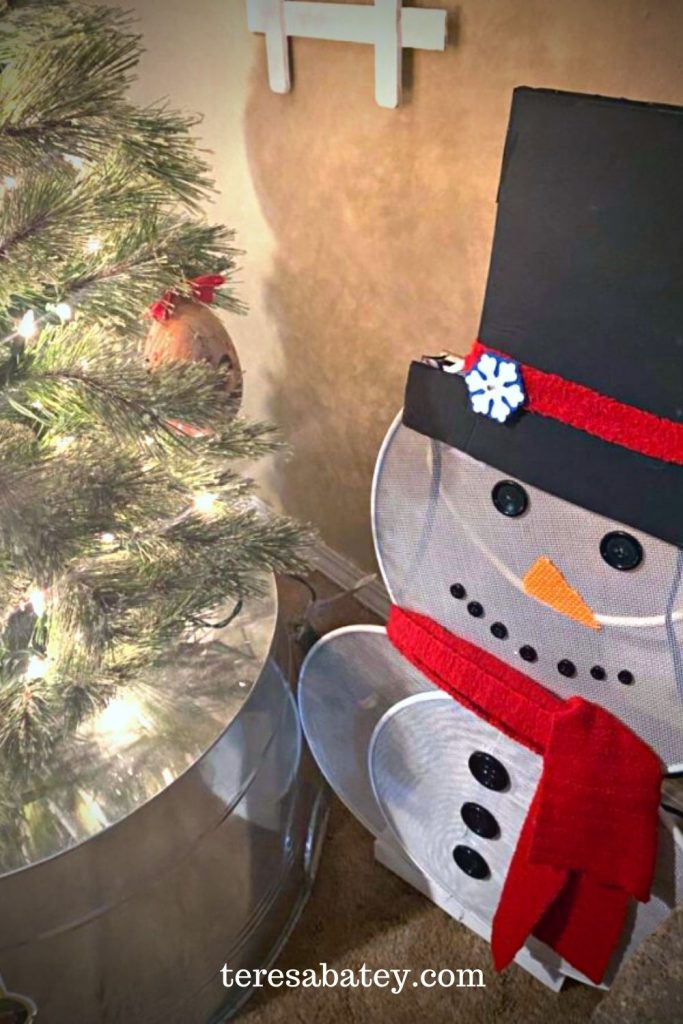 Cute and Simple Christmas Living Room Tree and Decor