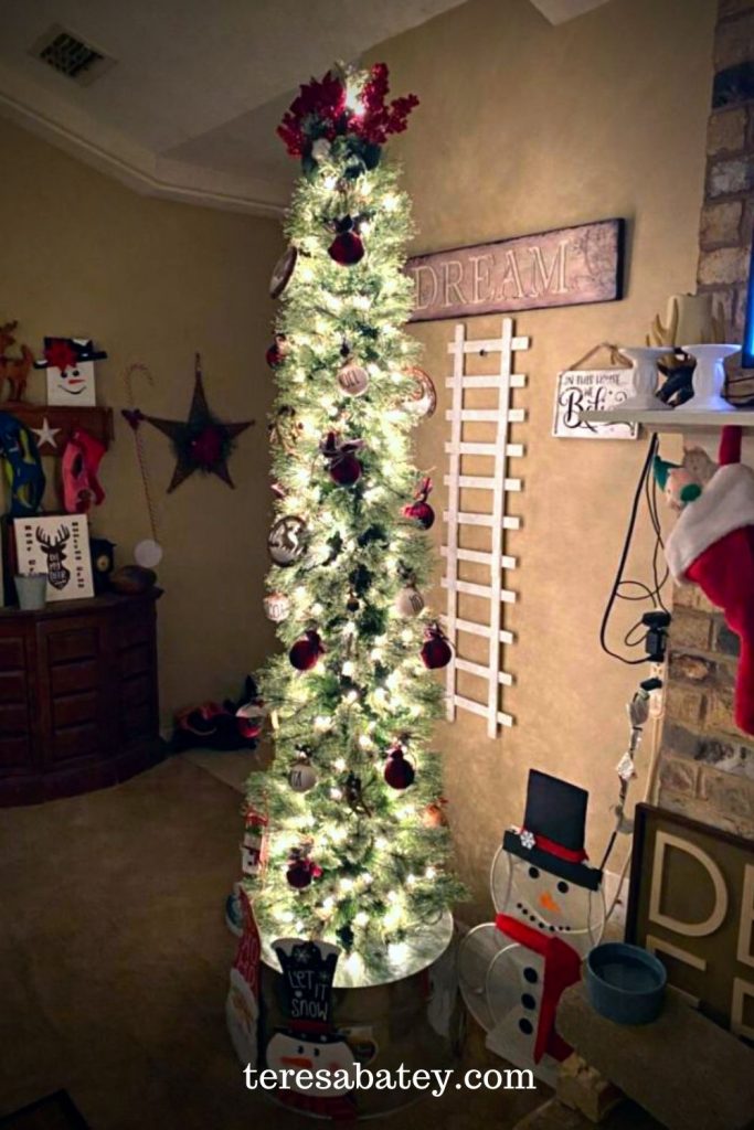 Cute and Simple Christmas Living Room Tree and Decor